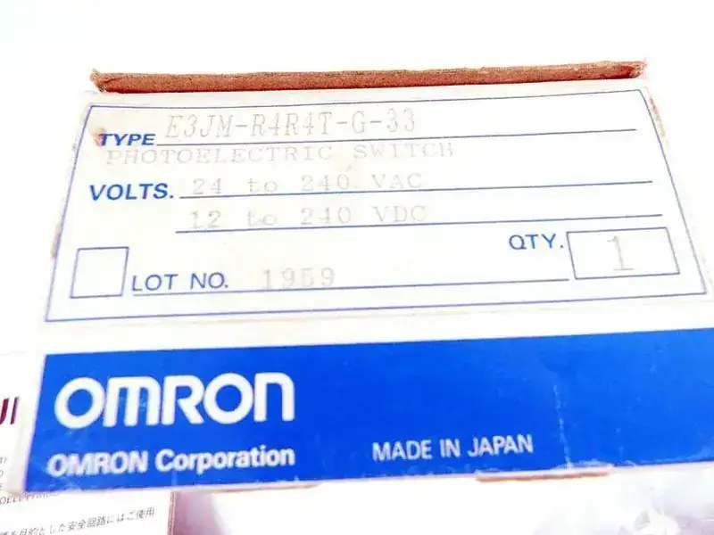 OMRON E3JM-R4R4T-G-33 Sensor