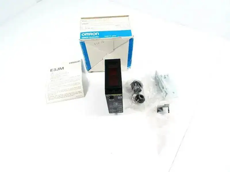 OMRON E3JM-R4R4T-G-33 Sensor