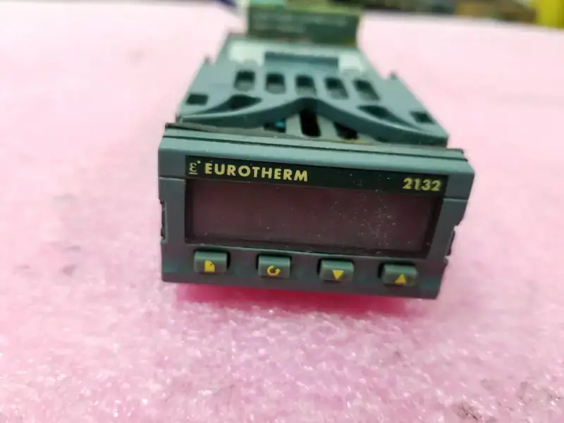 EUROTHERM 2132/CC/VH/ENG Thermostatregler